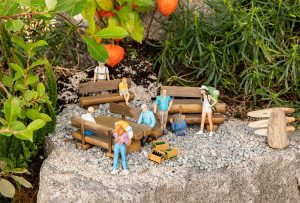 Rustikale Holzbänke und -tisch